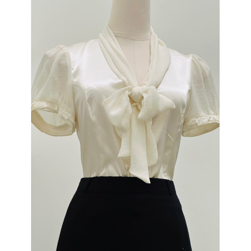 โคโคมิลัน. เสื้อไหมพรมคอปกผูกโบว์แขนสั้น แบรนด์ Review Si Australia 2hand