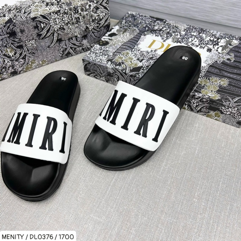 รองเท้าแตะ Amiri พิมพ์ลายตัวอักษรคลาสสิกและพื้นยางทั้งชายและหญิงสามารถสวมใส่ได้