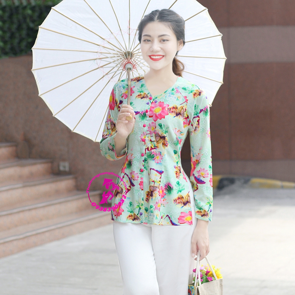 เสื้อคอเต่าพิมพ์ลายดอกไม้ผ้าไหม - น้ําพุด - LN3D258t