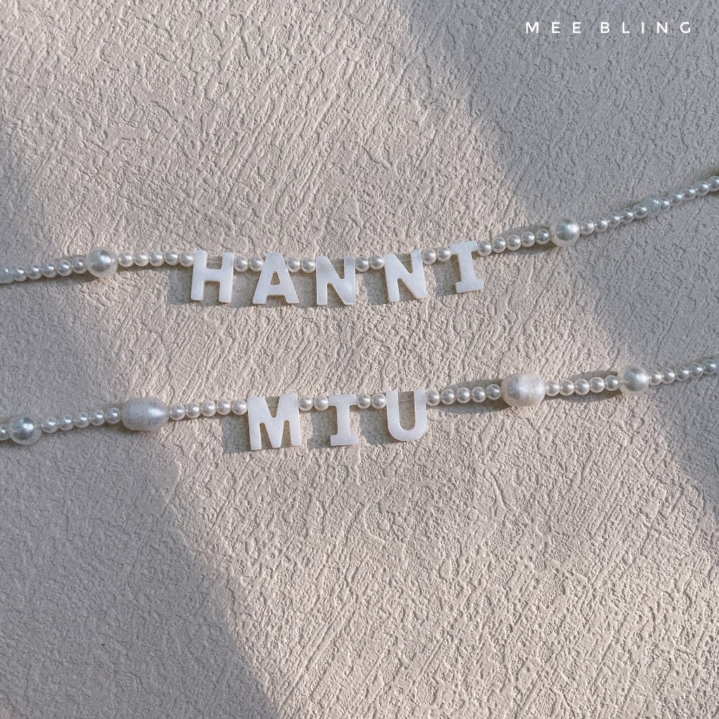 MEE BLING สร้อยคอมุกเทียมพร้อมชื่อผสมขอ upon สร้อยคอมุกแบบกําหนดเอง