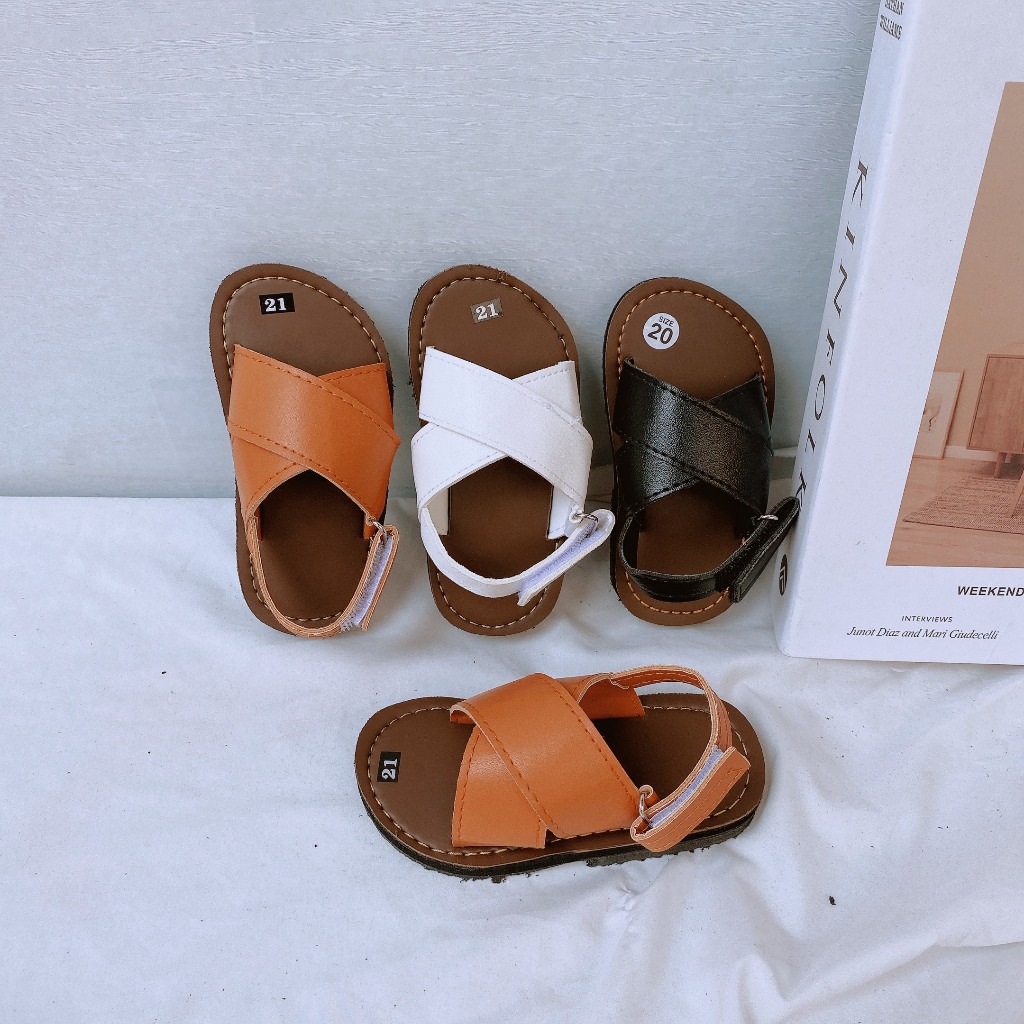 Standard Form รองเท้าแตะสายไขว้หนัง PU เรียบสไตล์เกาหลีสําหรับเด็กชายและเด็กหญิง K001