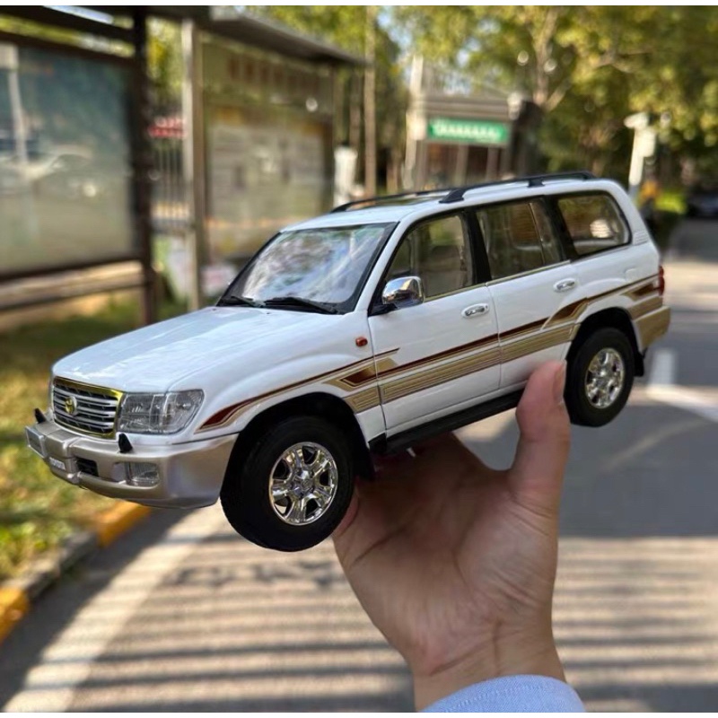 Toyota Land Cruiser LC100 รุ่น 1:18 สเกล
