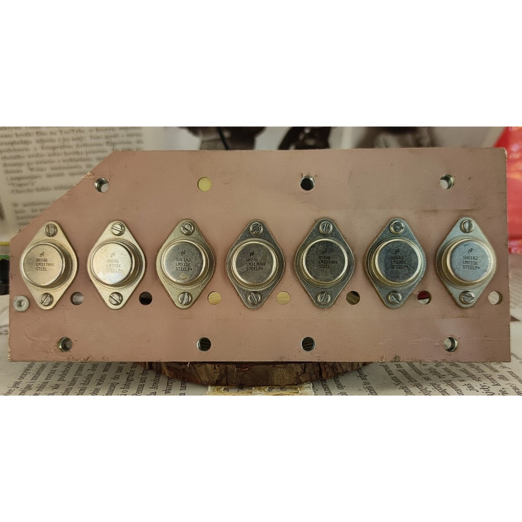 คู่เครื่องปรับแรงดันไฟฟ้าเปลือกเหล็ก IC LM317K และ LM337K ถอดประกอบ