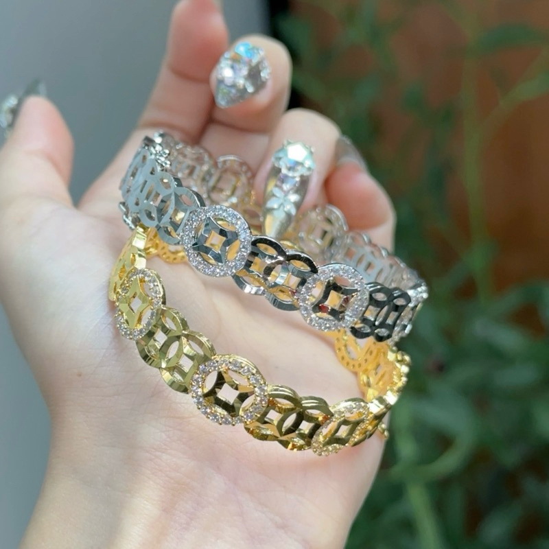 สร้อยข้อมือสีเหลืองทองสวยงาม
