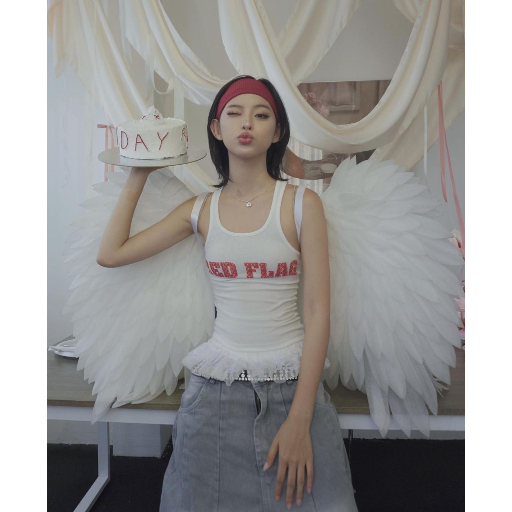 Twenti Long Graphic Slim Tank Top พร้อมพิมพ์ตัวอักษรธงแดง