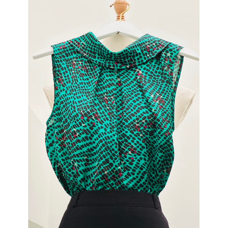 โคโคมิลัน. เสื้อเชิ้ตผ้าไหมลาย Size XS คอปกแขนกุด David Lawrence Si แบรนด์ 2 มือ