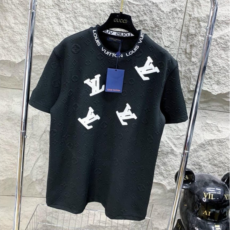 เสื้อยืดผู้ชายระดับไฮเอนด์รุ่นใหม่แฟชั่นที่โดดเด่นสไตล์สีดําและสีขาวแฟชั่น