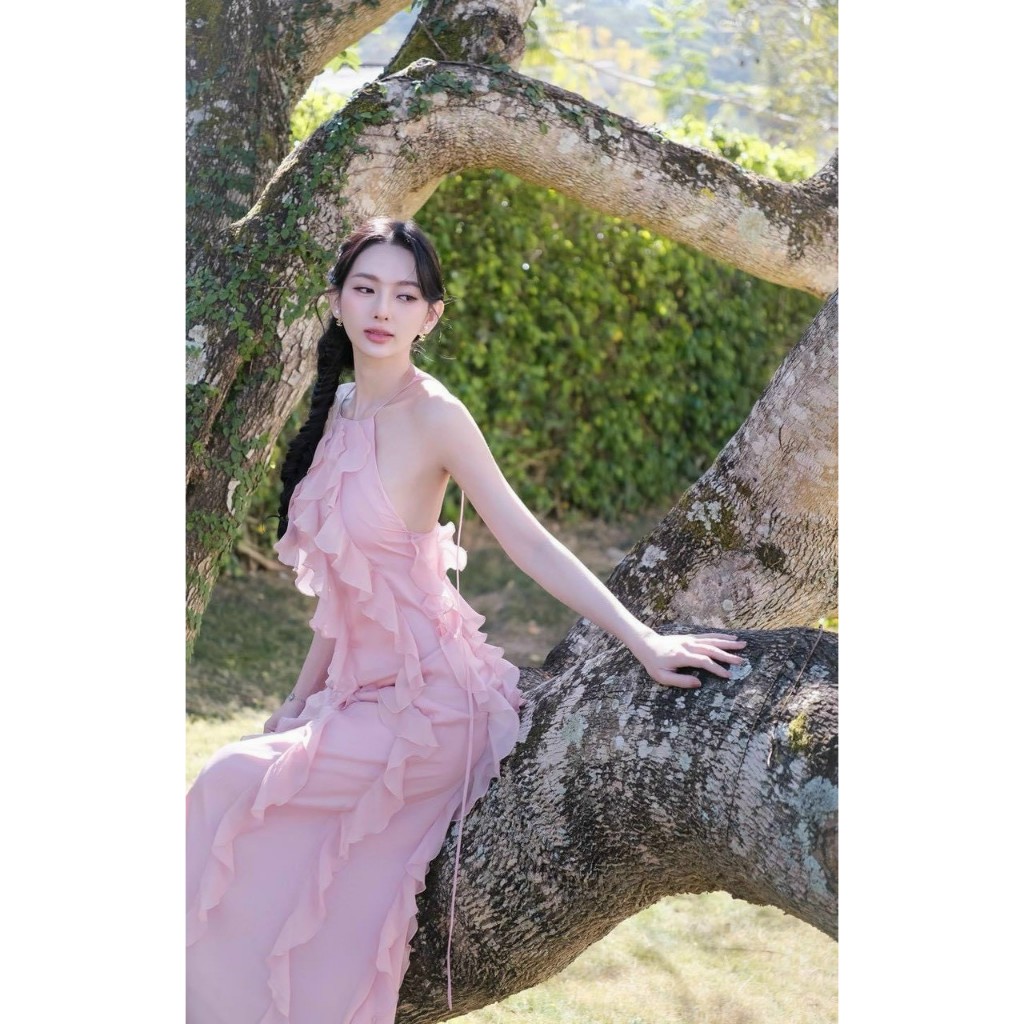*หรูหรา ชุดเดรสแฟชั่นผู้หญิงใส่ออกไปข้างนอกผ้าชีฟองแต่งระบายคอเสริมฟองน้ําเดรสหลายชั้นเปิดหลังระบายสวยๆ