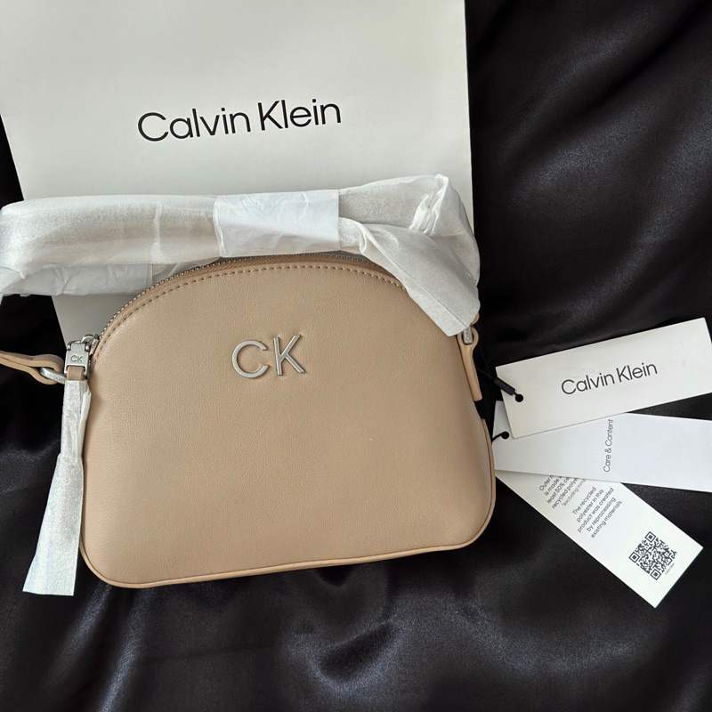 [ คลังสินค ้ าพร ้ อม / ของแท ้ 100 % ] Calvin Klein Form Mini Silver Mink Bag ( Picture Taken By Shop )