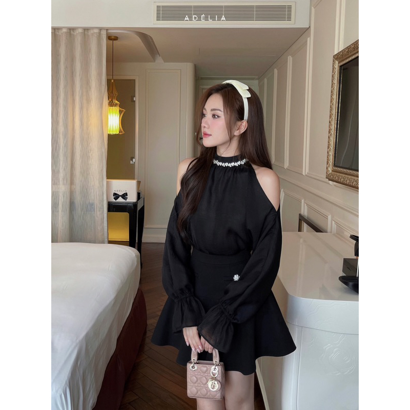 Adélia - Miss Layla Top เสื้อเชิ้ตผ้าไหม rhinestone เปิดไหล่สีดํา