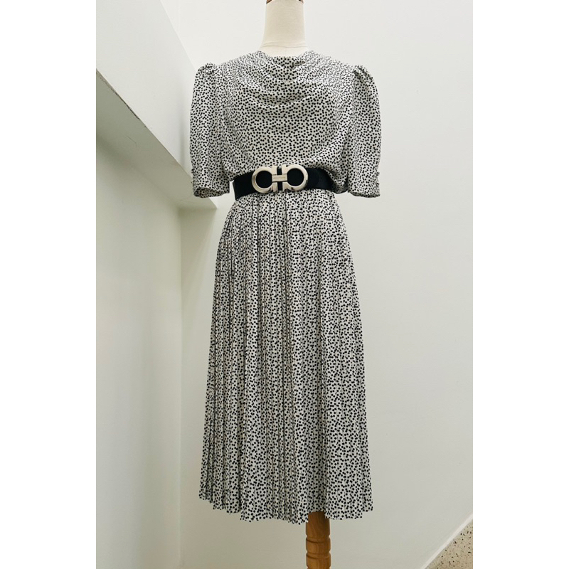 โคโคมิลัน. Midi dress Size 9 กระโปรงพลีทคอปกแขนสั้น shatle House Si Nhat แบรนด์ 2 มือ