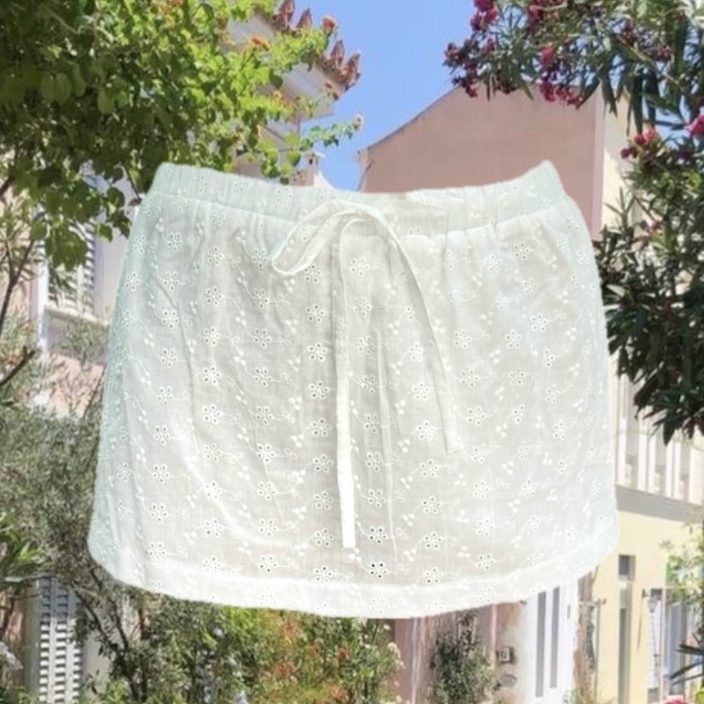 Isabella Skirt กระโปรงสั้นทรงเอ ปักดอกไม้ เอวยางยืด พร้อมกางเกงขาสั้นป้องกัน