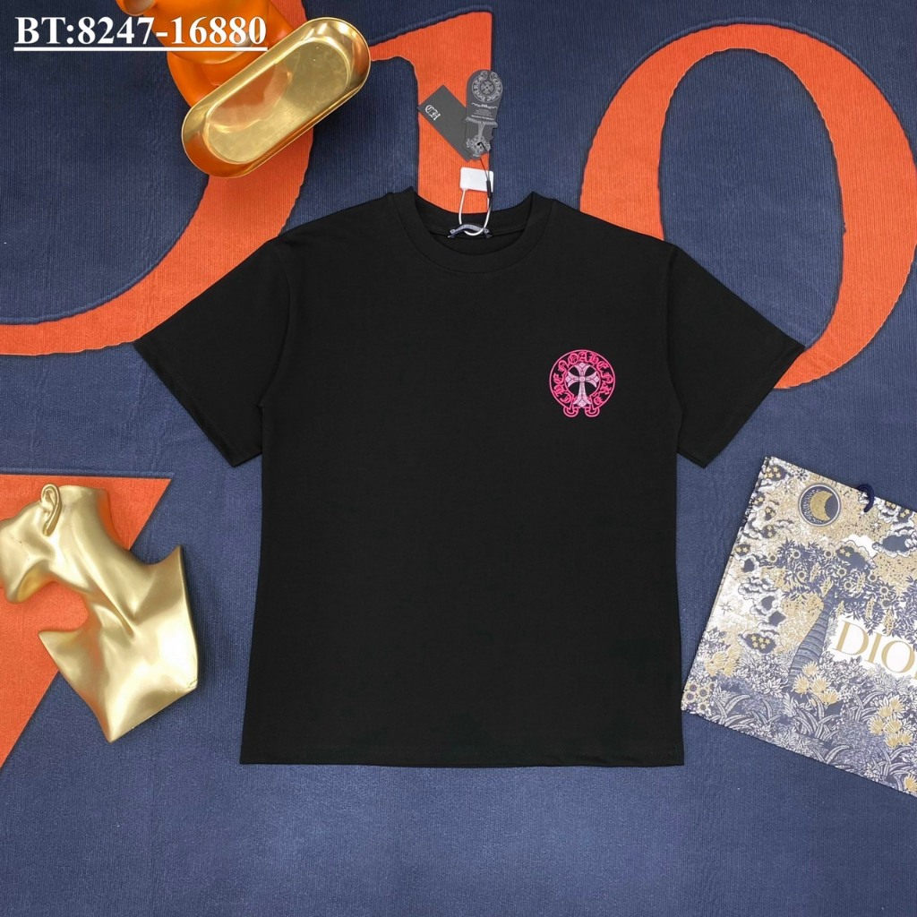 เสื้อยืดผู้ชาย Chome Heart ผ้าคอตตอนคุณภาพสูง พิมพ์ลายโลโก้ไขว้ (ใหม่)