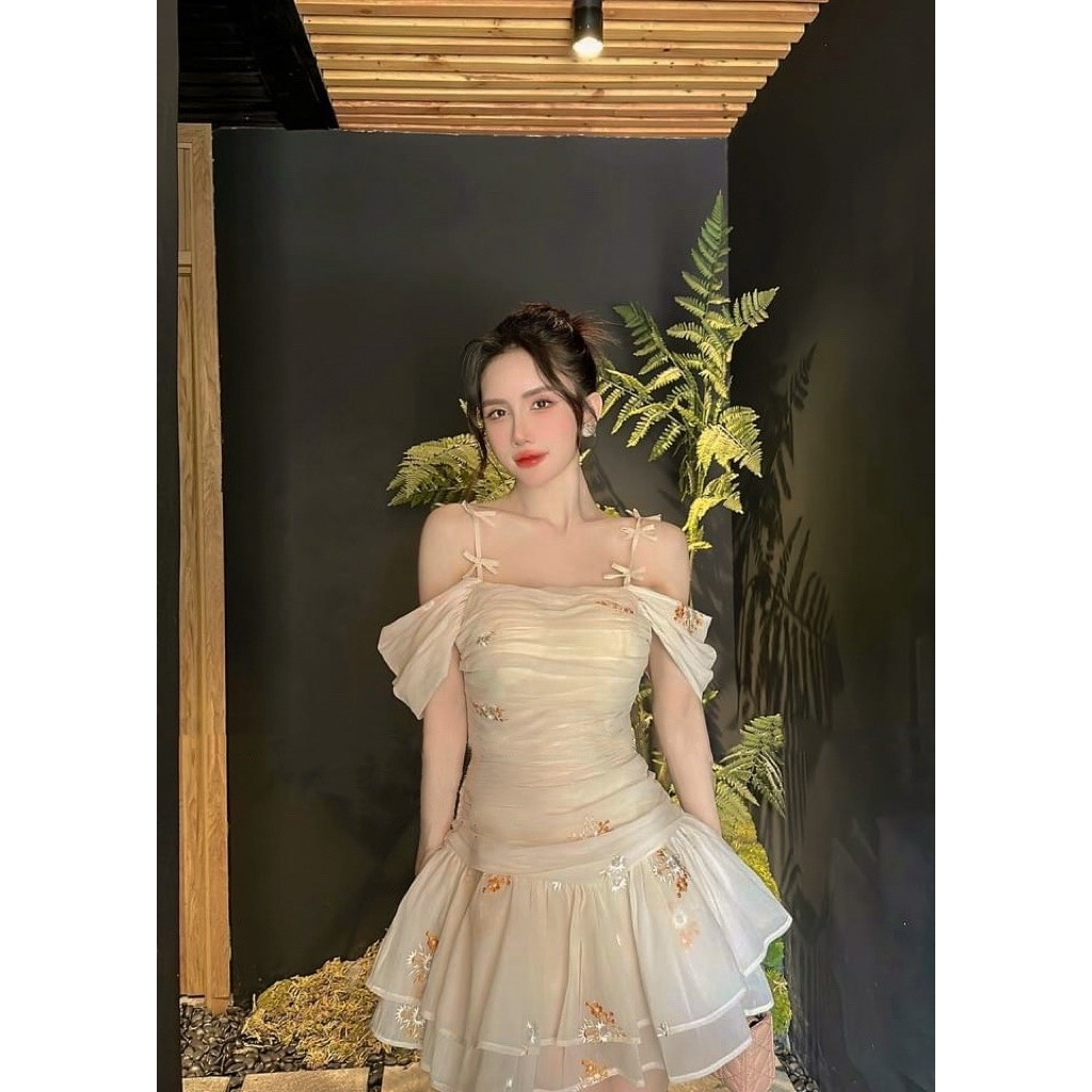 ชุดเดรสผู้หญิงดีไซน์ด้วยผ้าไหมเปิดไหล่ 2 สาย และชุดมะกอกโบว์น่ารัก