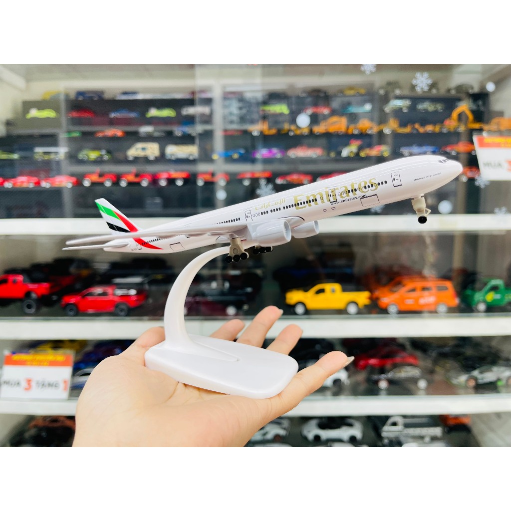 โมเดลเครื่องบิน Emirates Boeing B777 มีล้อ 20 ซม. MB20046