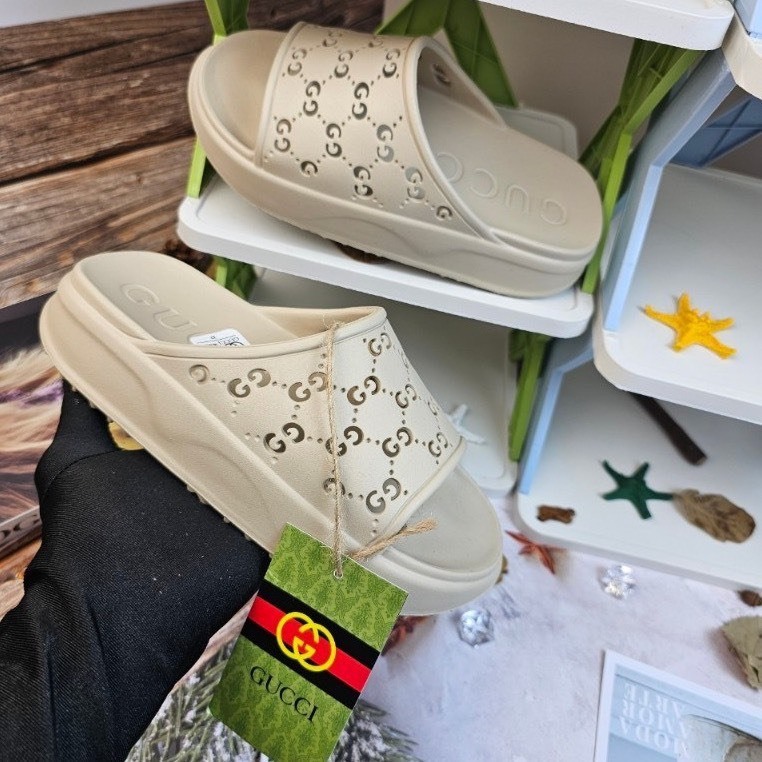 Guccii รองเท้าแตะผู้หญิง Perforated น้ําหนักเบายาง Sole 5 Molded Solid Eva Smooth ทุกขนาดรุ่นใหม่ รองเท้าแตะสายไขว้ผู้หญิงคุณภาพสูง