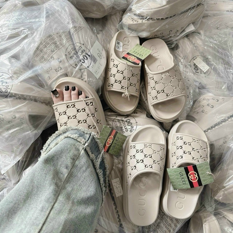 Guccii รองเท้าแตะผู้หญิง Perforated น้ําหนักเบายาง Sole 5 Molded Solid Eva Smooth ทุกขนาดรุ่นใหม่ รองเท้าแตะสายไขว้ผู้หญิงคุณภาพสูง