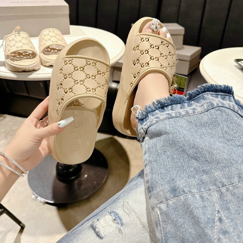 Guccii รองเท้าแตะผู้หญิง Perforated น้ําหนักเบายาง Sole 5 Molded Solid Eva Smooth ทุกขนาดรุ่นใหม่ รองเท้าแตะสายไขว้ผู้หญิงคุณภาพสูง