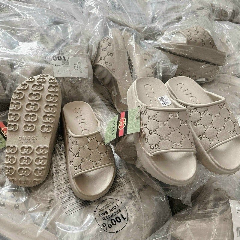 Guccii รองเท้าแตะผู้หญิง Perforated น้ําหนักเบายาง Sole 5 Molded Solid Eva Smooth ทุกขนาดรุ่นใหม่ รองเท้าแตะสายไขว้ผู้หญิงคุณภาพสูง