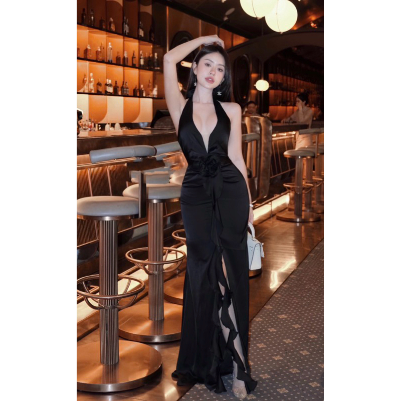 รูปถ่ายจริง (หลัง) - เดรสผ้าไหมยาว บอดี้คอน แยกด้านหน้า สุด ๆ แบนนิ่ง ผ้าไหมคุณภาพสูง