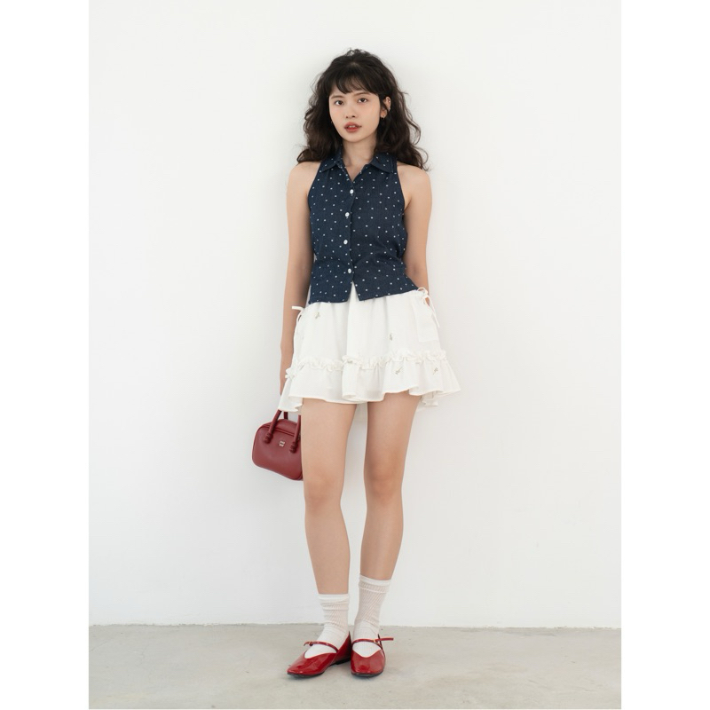 Dóra the label - POPPY DENIM TOP เสื้อกั๊กเดนิมลายดอกไม้