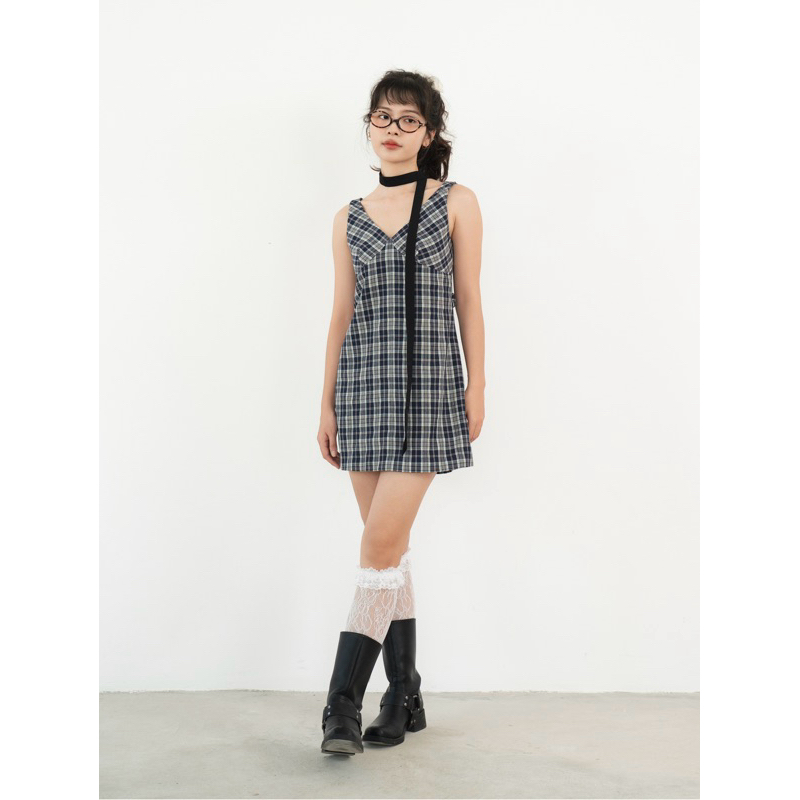 Dóra the label - เดรสสั้นคอวี เดรสลายสก็อต แถมฟรี สายคล้องคอ MONICA DRESS