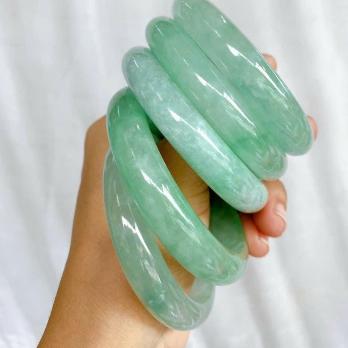 สร้อยข้อมือหยกแสง Super vip ขนาด 55-58mm พร้อมกล่องโบรเคดคุณภาพสูง