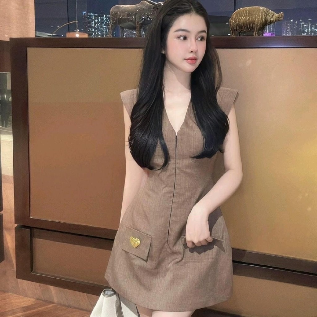 [Size S - XL] ชุดเดรสดีไซน์คอวีพร้อมหัวเข็มขัดหน้าอก กระโปรงสั้น เดรสดีไซน์มีป้ายหัวใจ โดย Lyan Desi