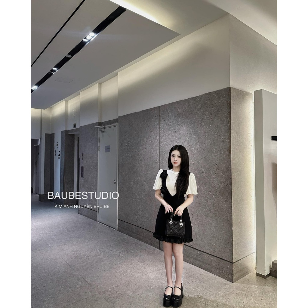 Set 2 ชิ้นเสื้อแขนพอง + กระโปรงสายเดี่ยวดอกไม้นูน เดรสดีไซน์เข้ารูปมาตรฐาน by Lyan Design