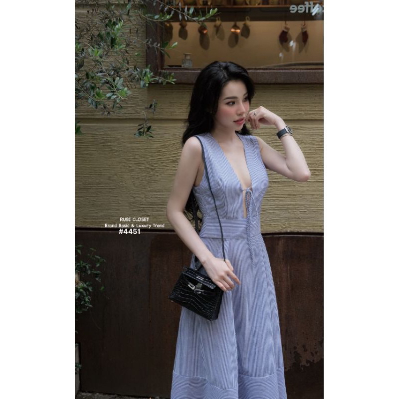 แม็กซี่เดรสลายริ้วผูกโบว์ ทรงยาว สองชั้น ฟองในตัว กระเป๋าข้างทั้งสองด้าน - รูปที่ 4