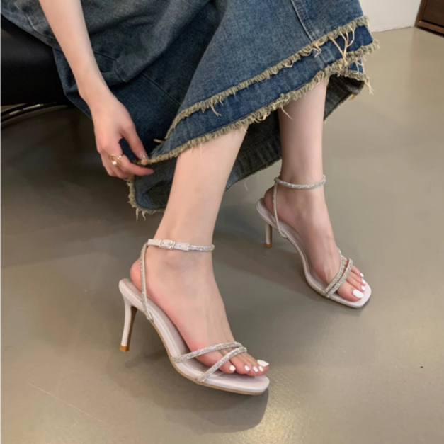 รองเท้าส้นสูงสายหินหรู 2 สี ดําเงิน สูง 7-9 เซนติเมตร รหัส 055 แซม บ้าน