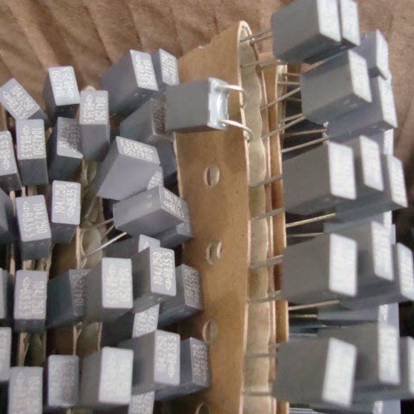 [10 CONS] SQUARE CAPACITOR 100V104J 104J 0.1UF 100V