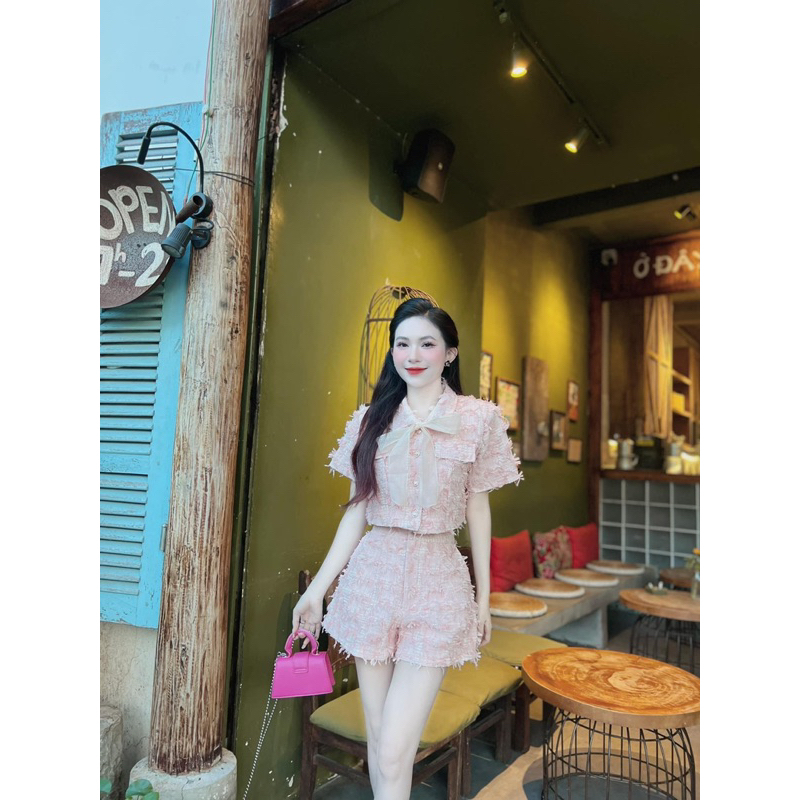 ชุดเสื้อครอปราตรีสีชมพูมีโบว์ คุณหนูสวยมาก เดินไปรอบๆ เมือง ทวีดสั้นขนนก สําหรับผู้หญิง