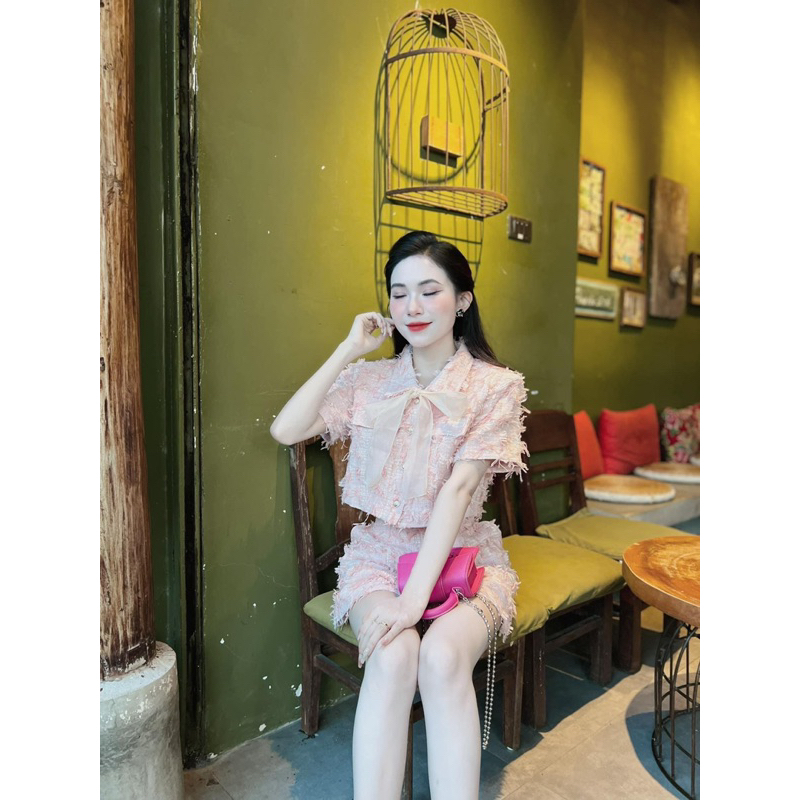 ชุดเสื้อครอปราตรีสีชมพูมีโบว์ คุณหนูสวยมาก เดินไปรอบๆ เมือง ทวีดสั้นขนนก สําหรับผู้หญิง