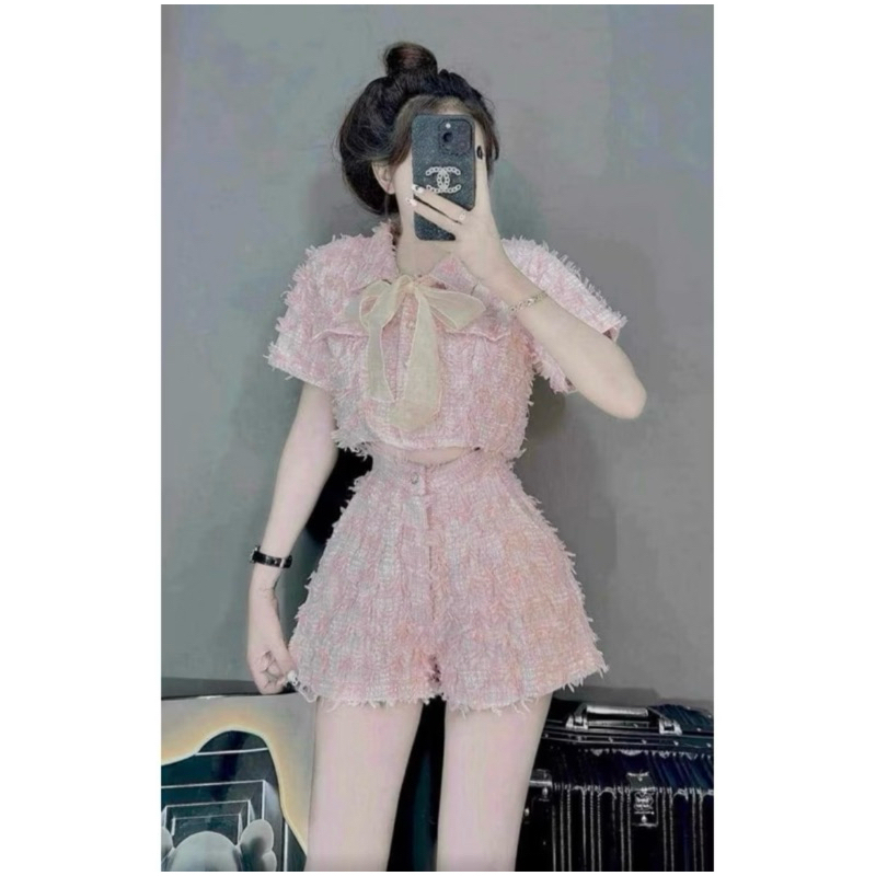 ชุดเสื้อครอปราตรีสีชมพูมีโบว์ คุณหนูสวยมาก เดินไปรอบๆ เมือง ทวีดสั้นขนนก สําหรับผู้หญิง