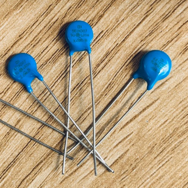 30 ชิ้น Lightning earrester ตัวเก็บประจุป้องกัน 07D471K. 7D561K. 7D681k