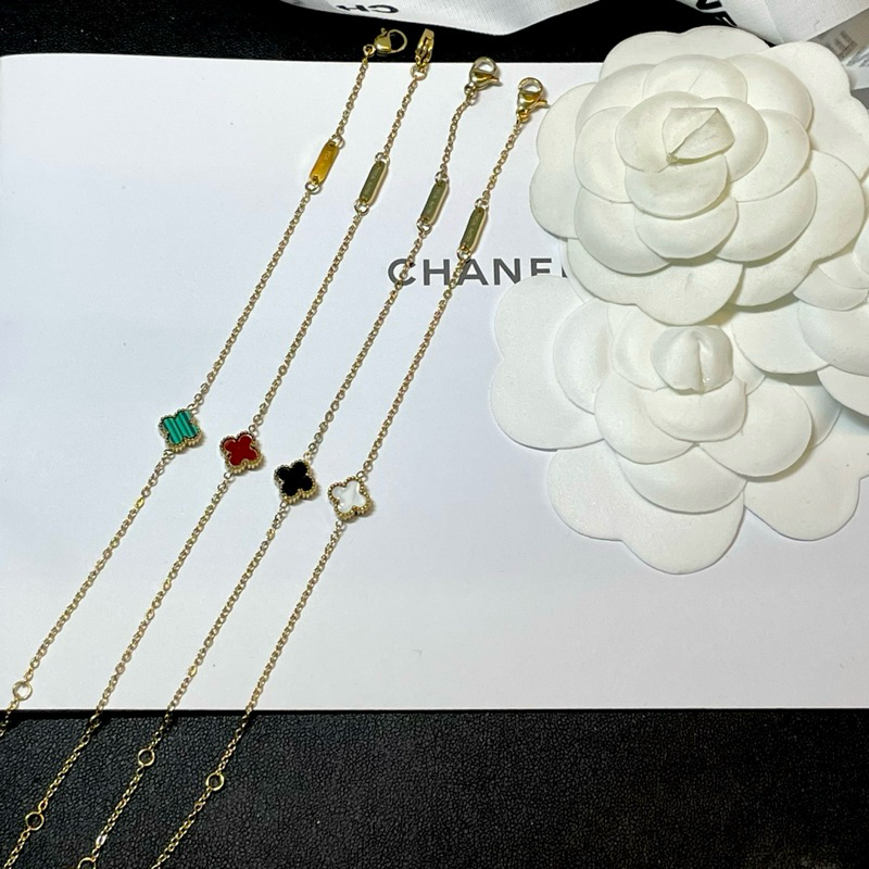 Bracelet with VCA logo mini logo four-leaf clover charm น่ารักสุดๆ รหัส VC7761