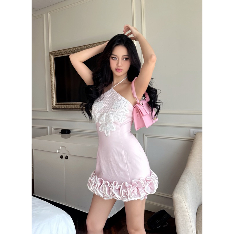 Amelie - เดรสผ้าไหมคล้องคอและกระโปรงลายดอกไม้จับจีบ - Julie Dress