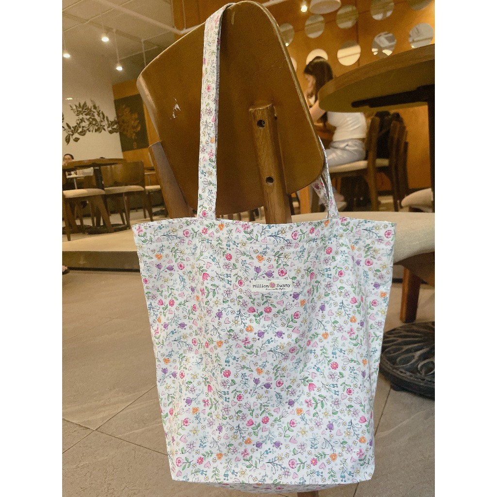 กระเป๋าผ้าดอกไม้เด็ก ผ้าคอตตอน 2 ชั้น มีกุญแจล็อคและช่องเด็ก 39x40ซม. (TMT26)