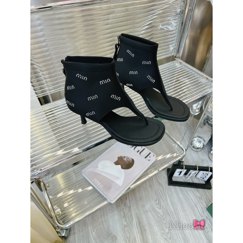 รองเท้าบูทสั้นหัวบานลูกปัด Miumiu