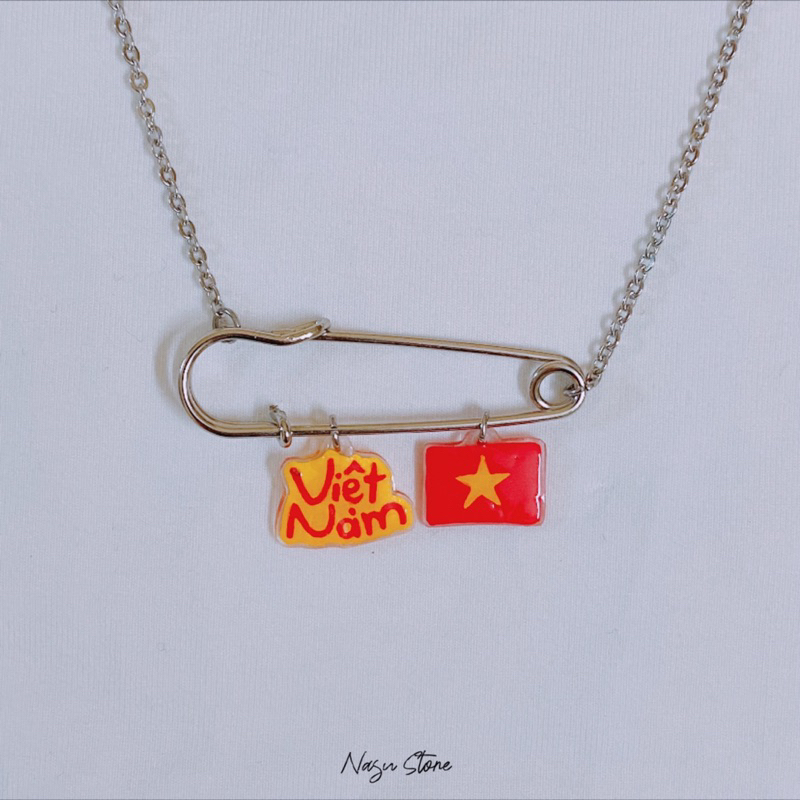 [ Vietnam Collection] สร้อยคอ SAFETY PIN SAFETY Flag