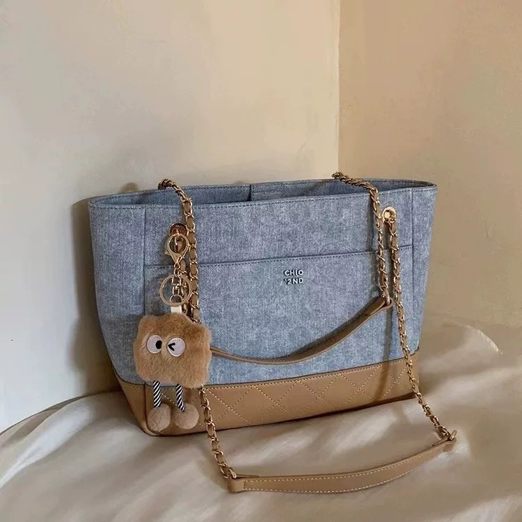 Chio tote bag ขนาด 29cm วัสดุยีนส์สุดหรู จุของได้เยอะด้วยชาร์มสีน้ําตาลน่ารักมาก กระแสมาแรง 2024