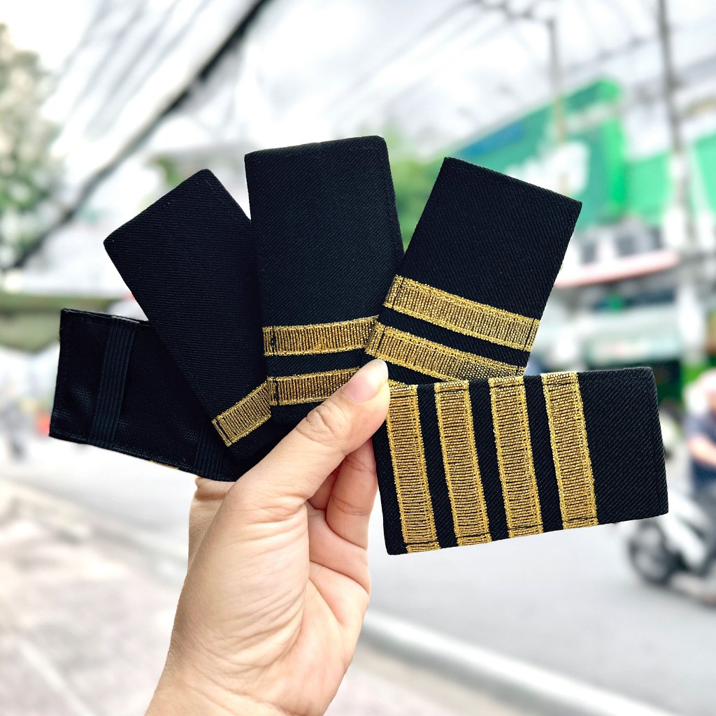 Airplane Captain Flight Attendant Shoulder Mount