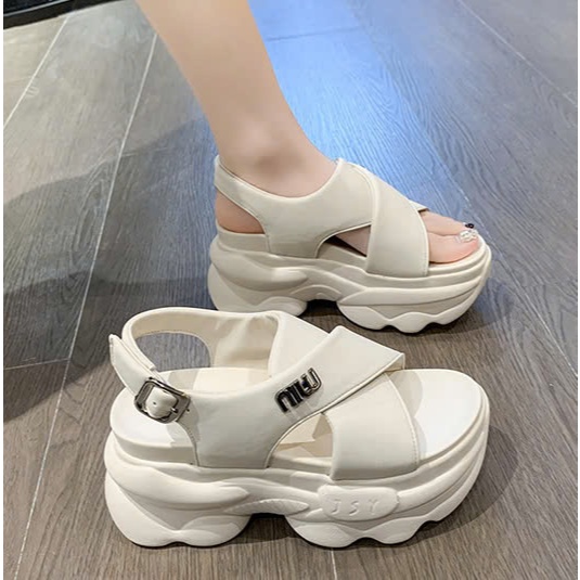 รองเท้าแตะแพลตฟอร์มพร้อมอุปกรณ์เสริม 8f tcn1