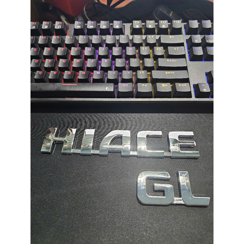 HIACE ตัวอักษรนูนวางด้านหลัง Toyota Hiace