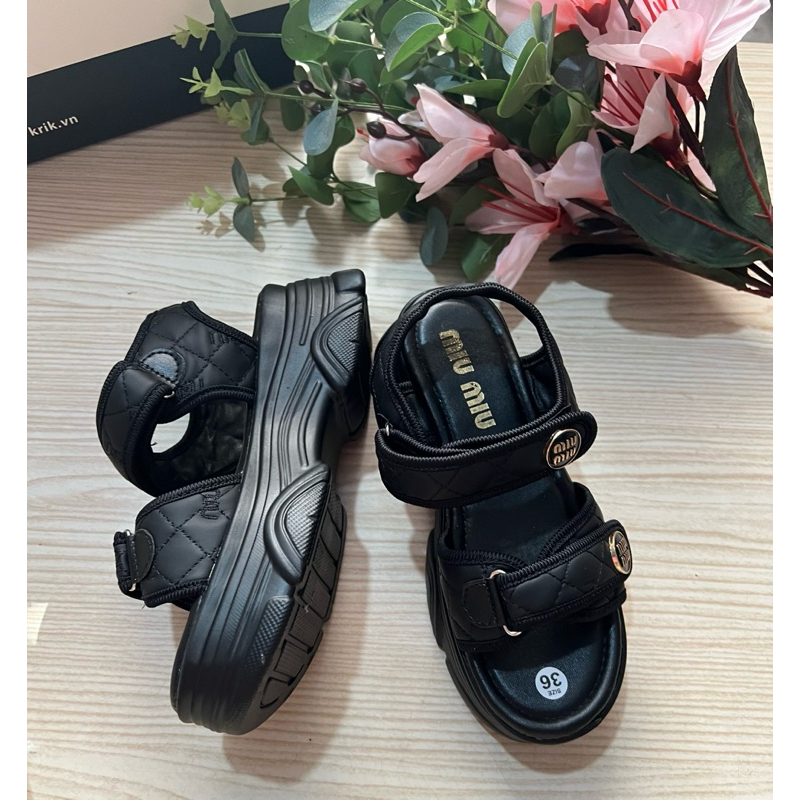 รองเท้าแตะรัดส้น Miumiu พร้อมพื้นรองเท้าสูง 5 ซม