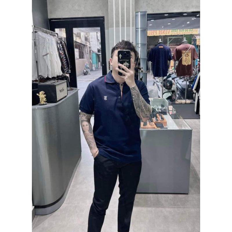 เสื้อโปโลผู้ชายแขนสั้น พี-เส้น สีฟ้าถ่านพร้อมตัวอักษรปักที่หน้าอกกระดุมลายทางไฮไลท์ผ้าป่าน การควบคุมคุณภาพ สวยงาม