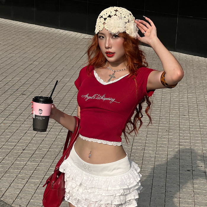 Aiai OFFICIAL "Bisou" Top - เสื้อยืด "Bisou" เสื้อคอเต่าปาดไหล่และลูกไม้ ทรงเข้ารูป
