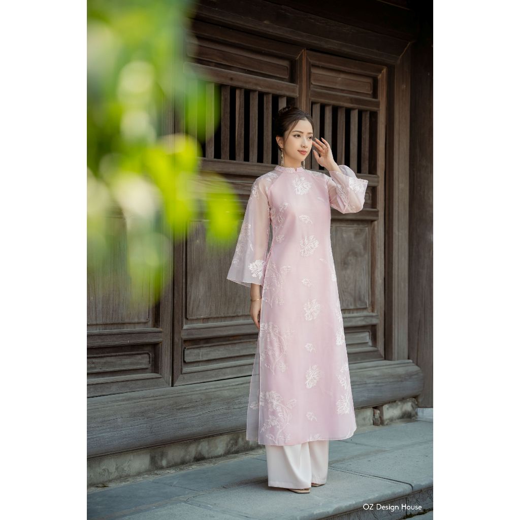 OZ Design House Ao Dai AD40766ET25 ออร์แกนสองชั้นพร้อมปลอกคอรถไฟ สีชมพูอ่อน ลายปักดอกไม้