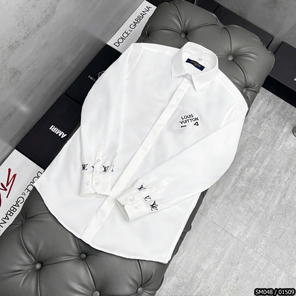 LV คุณภาพสูง เลเวล เสื้อเชิ้ตสีขาวผู้ชายปักโลโก้เทรนด์มาแรง 2025